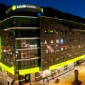 La presión fiscal andorrana se sitúa en el 25,2% en la estimación semi-definitiva del PIB del 2016, después de haberse incrementado en 1,8 puntos respecto al año 2015. Si nos fijamos en la tendencia impositiva de los últimos siete años (2010-2016), se observa un incremento constante y substantivo de la recaudación directa, a medida que se han ido desplegando todas las nuevas figuras impositivas y se ha consolidado el IRPF, con una presión fiscal total que ha pasado del 19,6% al 25,2%. En Estados Unidos la presión fiscal es del 26%. La presión fiscal en Estados Unidos es del 26%, un punto por encima de Andorra