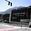 Ahora, se entiende, mucho mejor que antaño, que la apertura de la economía y la libertad económica, de circulación de personas, capitales, ideas e iniciativas, acompañada de la correspondiente regulación eficiente, son las claves de la competitividad de las actividades económicas, el crecimiento económico sostenido, el bienestar de la población y el progreso. Los sectores más relevantes son el comercio, el turismo y el sector financiero pero el futuro será, sin duda, distinto. Las actividades de hoy son la plataforma sobre la que se asentarán nuevas profesiones, expresión de un futuro prometedor en el que se articularán los intereses y esperanzas de los ciudadanos andorranos y de otros lugares con la oportuna colaboración de las inversiones y la creación de puestos de trabajo, cada vez más cualificado. Los datos ponen de relieve la solidez de la economía andorrana. La población estimada se acerca a las 75.000 personas de las cuales, en marzo de 2018, 40.877 eran asalariadas y el salario medio es de 2.111€ mensuales. El PIB per cápita correspondiente al año 2017 era de 35.747€. Con un número de visitantes superior a los ocho millones, la tasa de crecimiento es elevada y la tasa de inflación es baja merced a la eficiencia y la competencia efectiva. El día 21 de junio de 2012, el Consell General dio un gran paso por la senda de la modernización de la economía Andorrana y aprobó una ley importante: la ley 10/2012, de Inversión extranjera en el Principado de Andorra, que modernizaba el texto del año 2008. Su exposición de motivos es elocuente y manifiesta una inequívoca voluntad liberalizadora, condición necesaria para el crecimiento y el progreso económicos en el contexto de un mundo abierto y competitivo. Una de sus afirmaciones lo exhibe con claridad y contundencia: “la apertura económica es el camino que ofrece más garantías de éxito para asegurar una nueva fase de crecimiento y prosperidad a la economía y la sociedad andorrana”. Breve, conciso y robusto. Una excelente plataforma sobre la que asentar el andamiaje jurídico y la voluntad modernizadora de los dirigentes políticos liberales del Gobierno de Andorra.